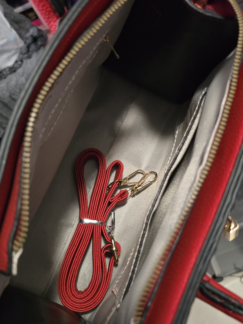 Red Croc-Embossed Structured Tote Handbag - Picture 4 of 7
